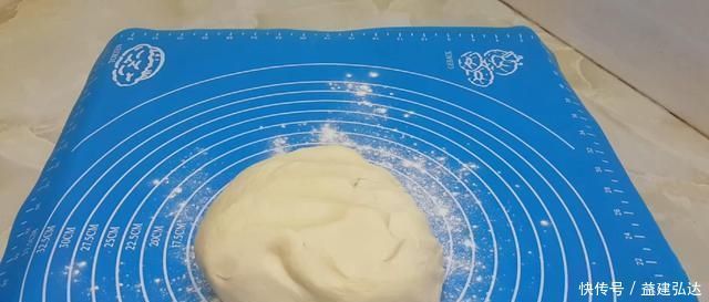 以后面粉就这样做,不发面不烫面,比鸡蛋饼好吃,个个香脆鼓大泡