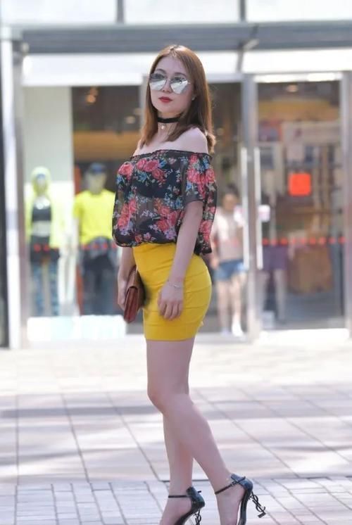 锁骨链 黑色大碎花蕾丝“半透明”打底搭配包臀裙,非主流穿搭也有美感