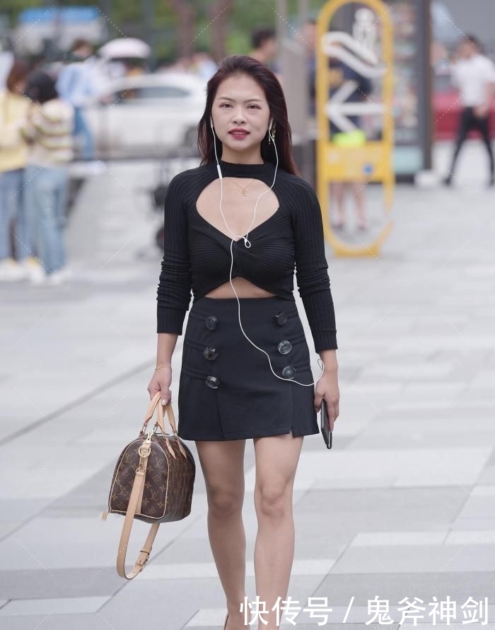 设计|美女黑色上衣扭麻花设计很特别,人群中最靓丽的是她