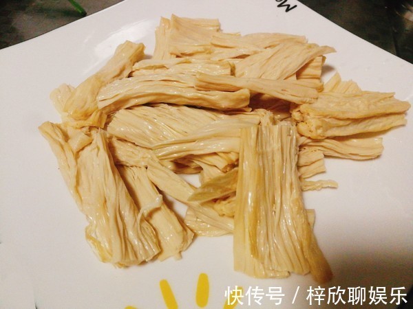 芹菜炒腐竹|遇到这菜不能放过,1盘相当于跑步半小时,让你吃出“小蛮腰”