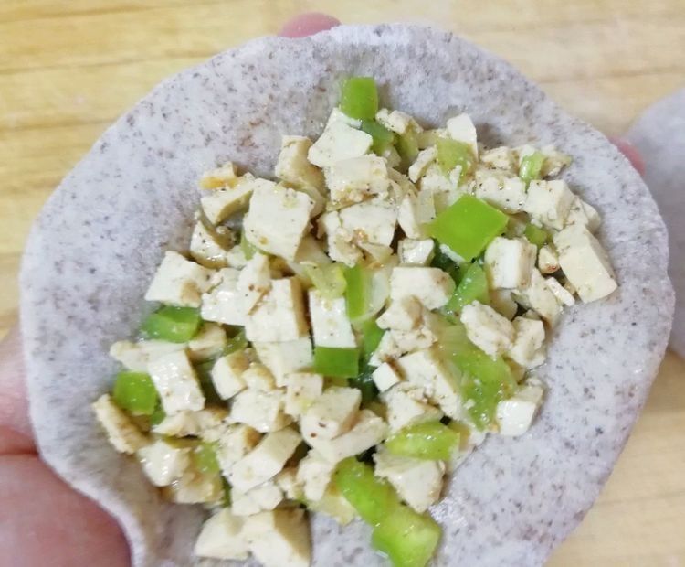 全麦粉做面皮，青椒豆腐做馅料，这样的包子味道太赞了