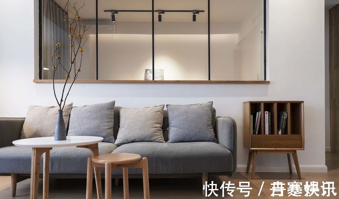 风格|她在沙发后面“掏洞”造窗,完工后发现太明智了,全屋温暖又自然