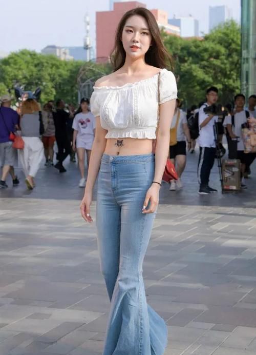 白色一字领上衣，搭配牛仔喇叭裤，秀出女生时尚新姿态