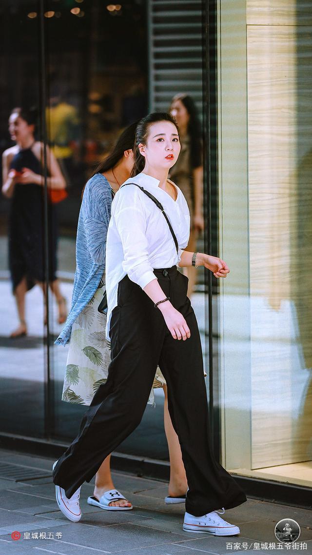街拍拥有属于自己的穿衣风格,这一点是非常重要的