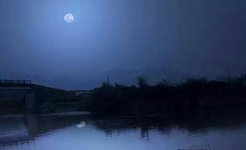 月亮|他诗红人不红,一首赏月佳作,短短四句皆是千古名句,美到心醉