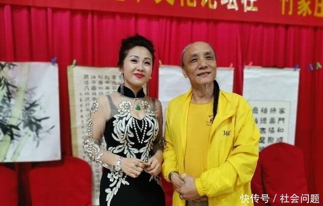 示人|他以“多尔衮十世孙”的身份示人，常年身穿黄马褂，还想住进故宫