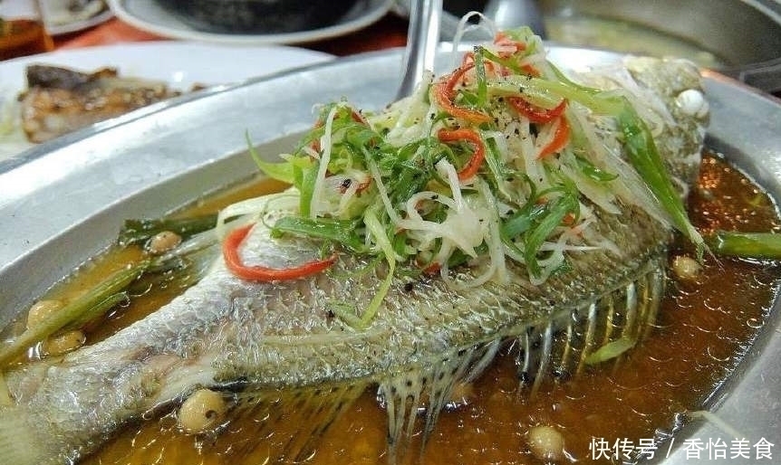 鲜嫩|“清蒸鱼”蒸前淋酱油还是蒸后淋很多人弄反了，难怪鱼不鲜