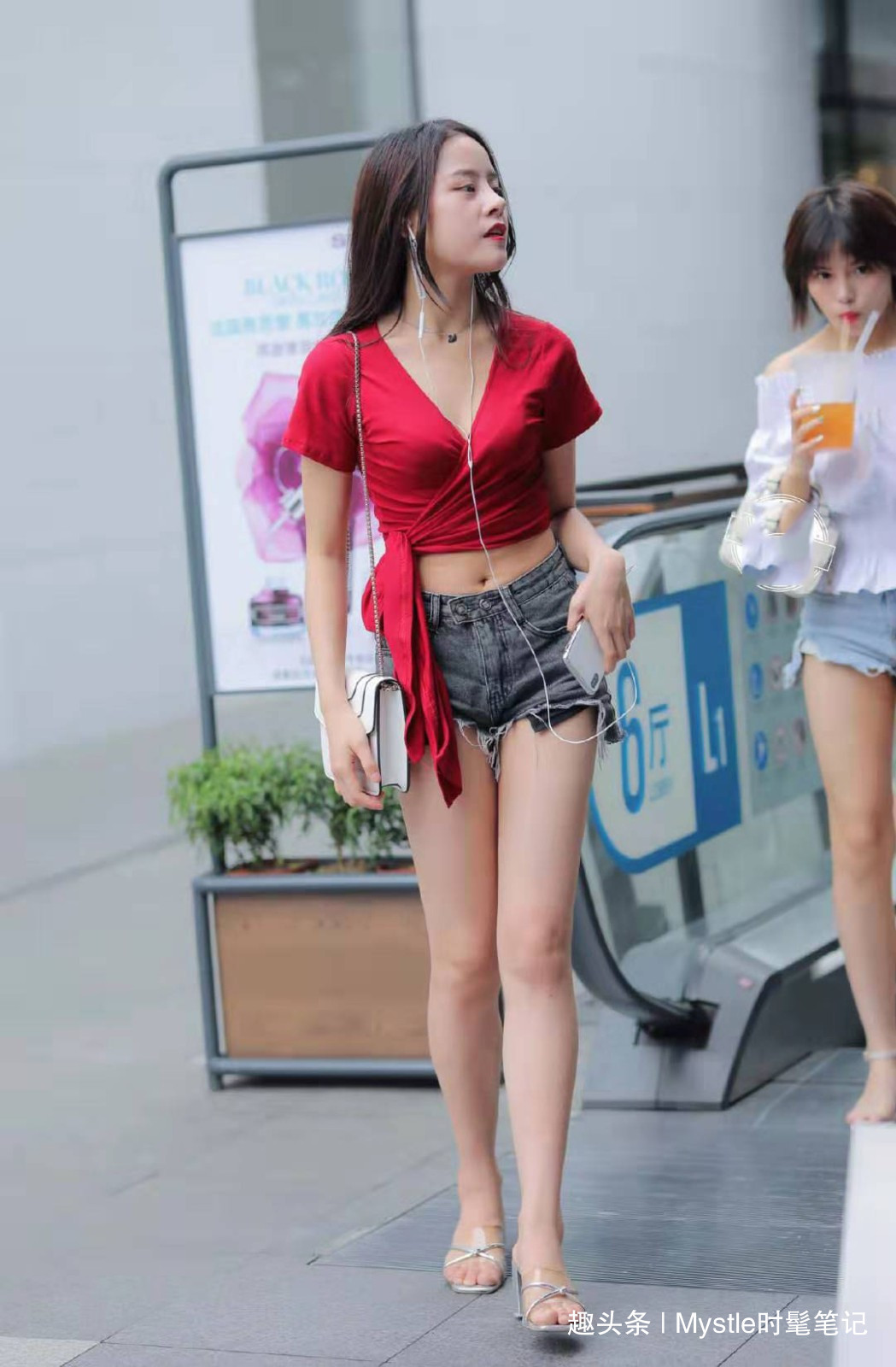 高腰 小姐姐太会穿搭了!玫瑰红短打T恤+牛仔短裤,有一种170+的既视感