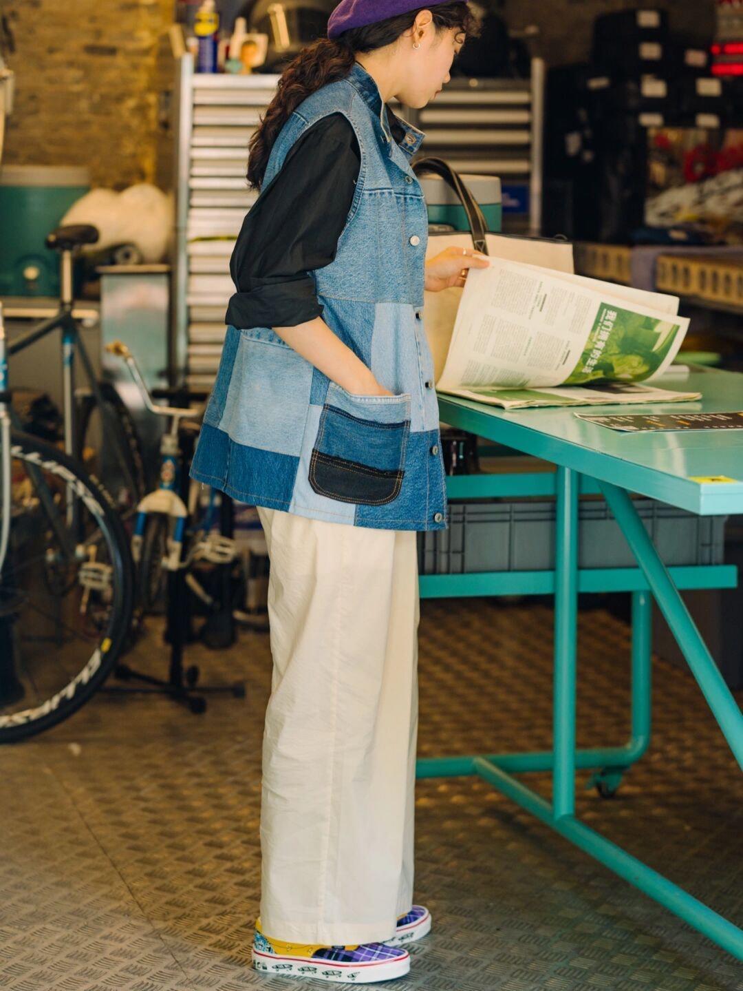 牛仔马甲|秋季，牛仔马甲怎么搭才洋气？搭配黑色衬衫和阔腿裤，高级又洋气