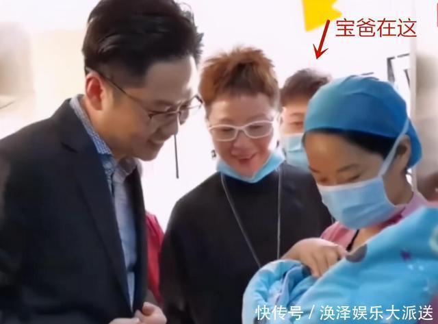 猪八戒|爸爸和舅舅抢着抱新生儿火了,画面太喜感,像极了猪八戒看人参果