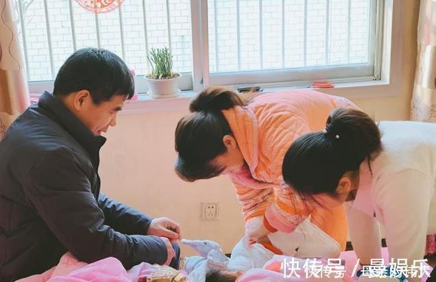 父母|“倒班式”带娃成为新潮流,老人与父母职责分明,好处的确有不少