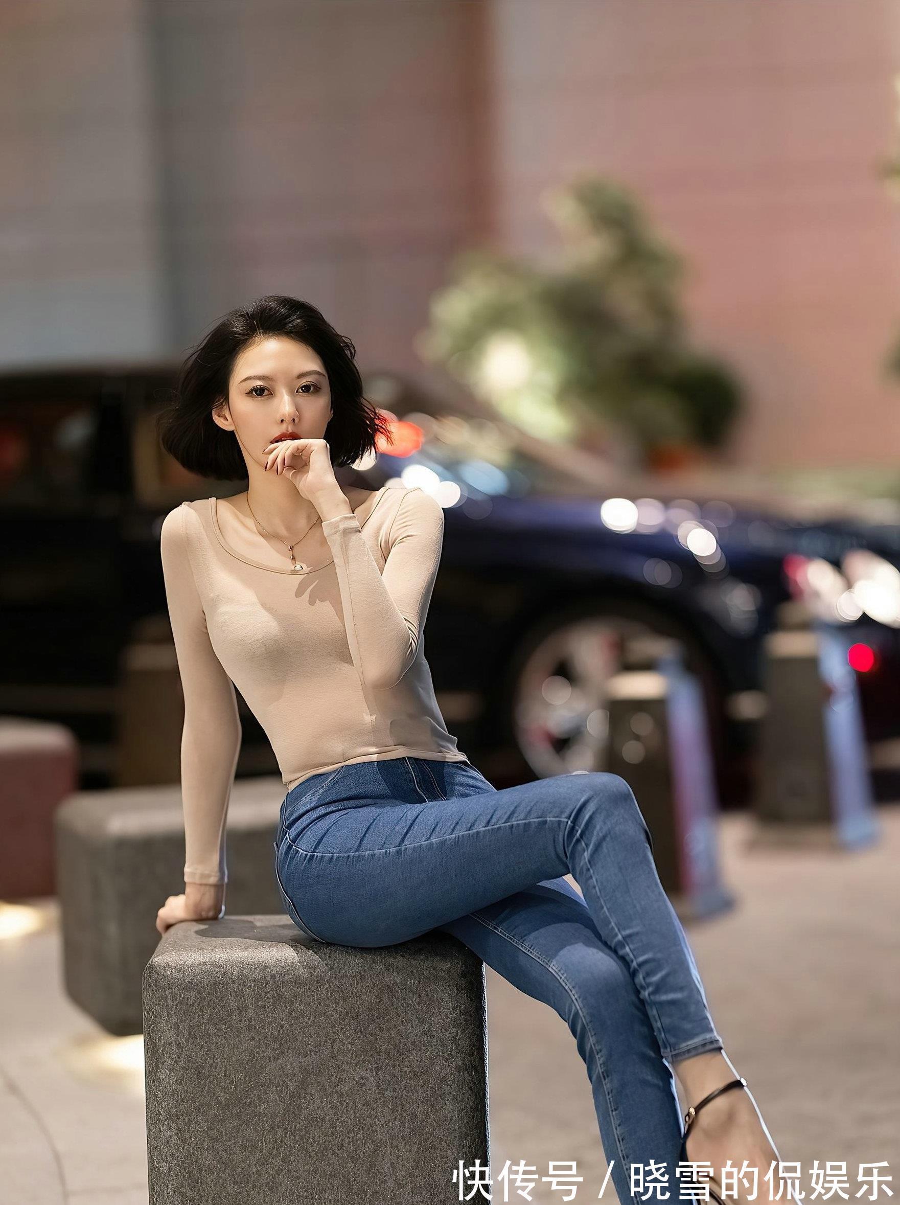 打底裤|蓝色的牛仔裤简约大气的设计，修身的版型衬托出精致有型的身材