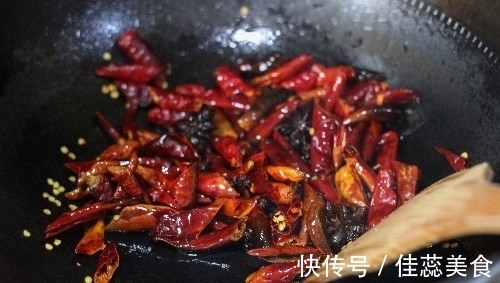 八角|花菜怎么做好吃?只要加了这味料,一上桌就被抢着吃,味道绝了!