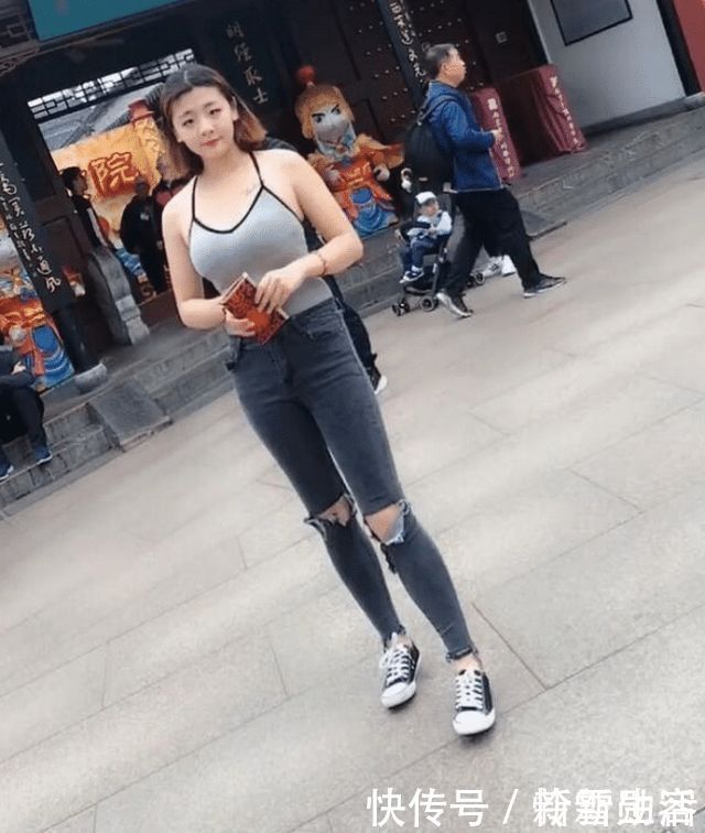 吊带背心|街拍吊带上衣配牛仔裤，小姐姐如此穿搭美极了