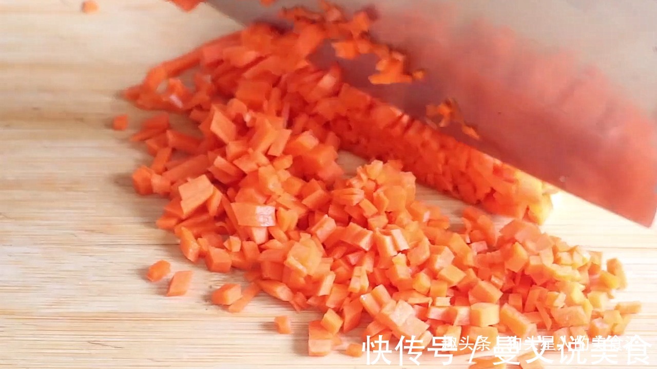 我家隔三差五做这锅菜卷,松软鲜香易消化,层层裹着馅料,太香了