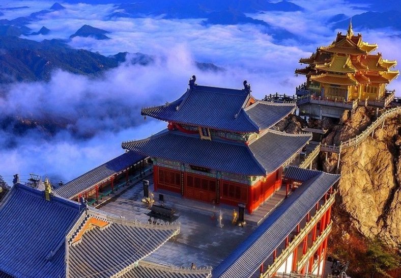 我国秦岭山脉最美的山峰,一山有四季十里不同天,因道家始祖闻名