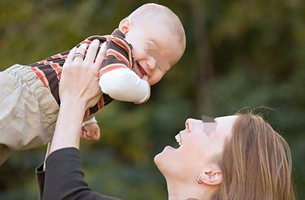 宝宝|4个月宝宝被查出“脊柱变形”,只因妈妈带他出门时,总爱这么做