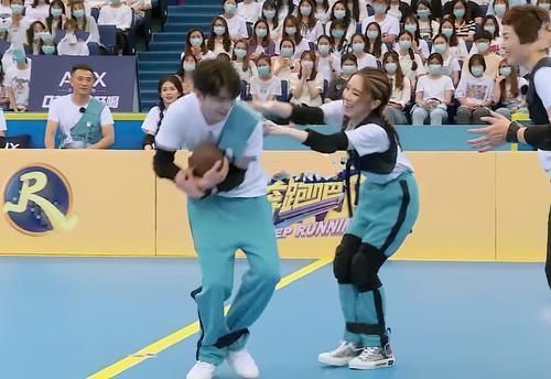 观众|蔡徐坤带球跑被邓紫棋撕名牌,baby极力帮忙,动作却令观众无法接受