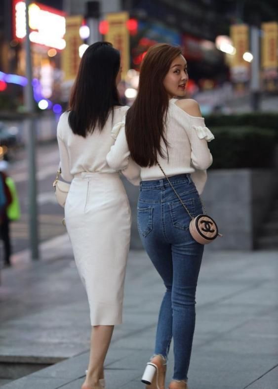 闺蜜俩出街，尽情释放天性