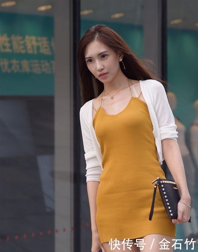 解自己|街拍: 纤瘦气质美女, 轻轻一笑迷死人了!