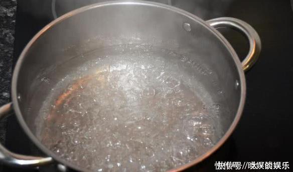 喝水时，一半开水兑一半冷水，对身体有什么影响看完可能涨知识