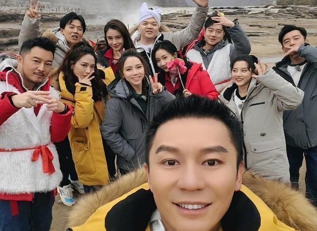 跑男|李晨晒出《跑男》合照，有谁注意郭麒麟的脚，比五位女嘉宾还亮眼