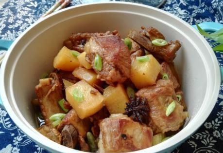 炖排骨时,别直接焯水,多加1个步骤,排骨肉嫩且多汁,不柴不腥