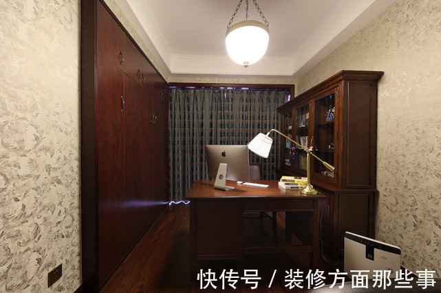 客厅|155平美式风三居室客厅望向餐厅整体红色调,让人感觉无比温馨