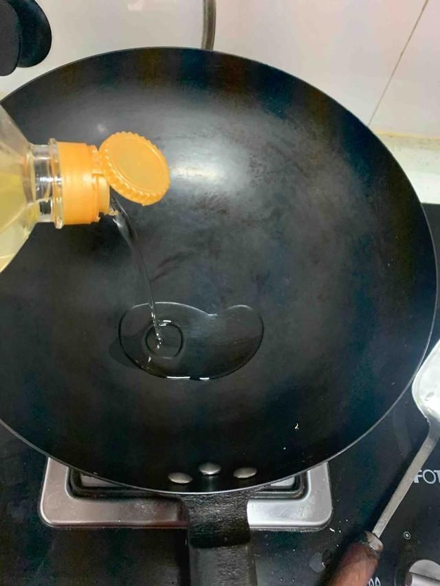 适量|在家做炒面,要是这样炒,面条更劲道,再也不粘锅