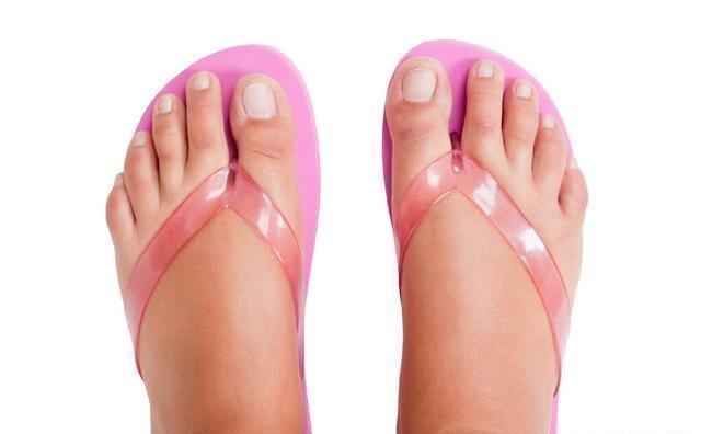 凉鞋|粉红色凉鞋怎样搭配不妨试试高腰半身裙，不但显瘦，还增强美感