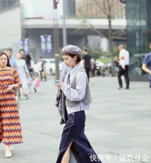 上衣 小姐姐蓝色紧身上衣搭配裸色不规则短裙,气质优雅大方