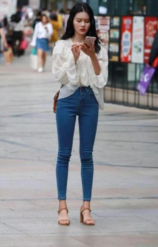 长发|白色吊带连衣裙长发美女,轻盈的步伐,展现出曼妙身姿