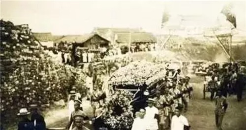 母亲$母亲是妾,死后亲戚不许大门出殡,儿子怒道:把我抬出去一起埋了