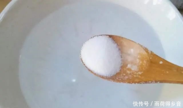 炸馒头片，别裹鸡蛋液了，教你1招技巧，馒头片外酥里嫩，不吸油！