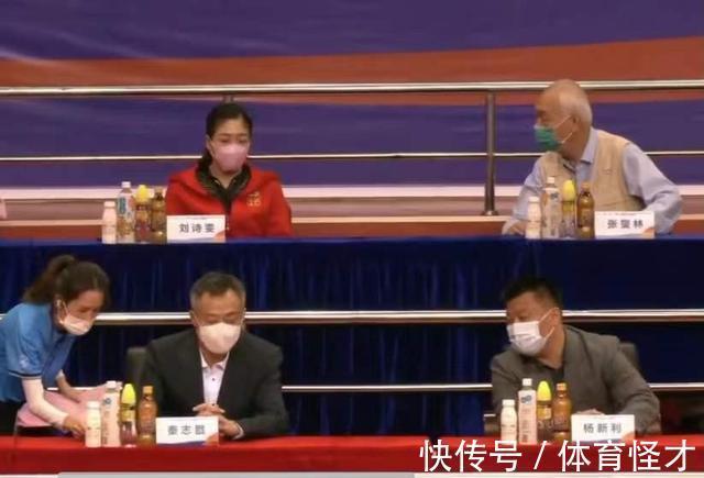 葛新爱|国乒82岁传奇颁奖!邓亚萍恩师白发苍苍,看刘国梁被围,默默离去