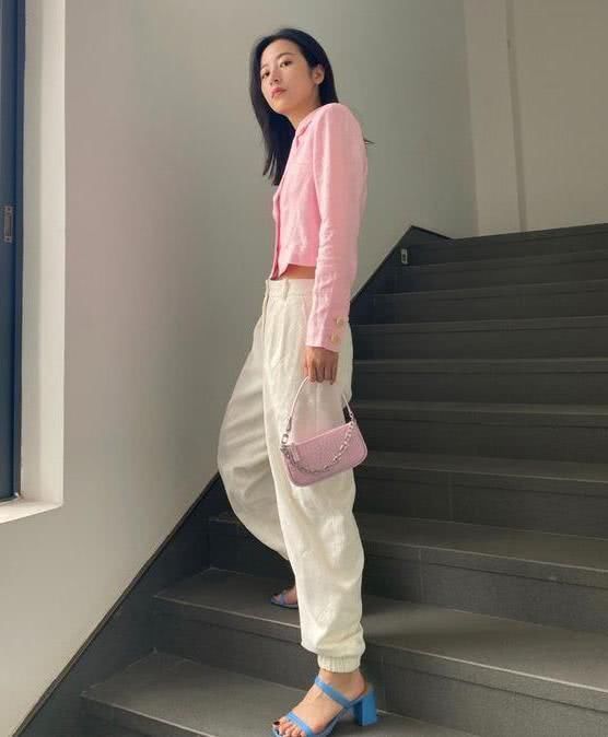 穿着|别总穿一字带凉鞋，今夏流行这些“双带”凉鞋，时髦洋气又舒适