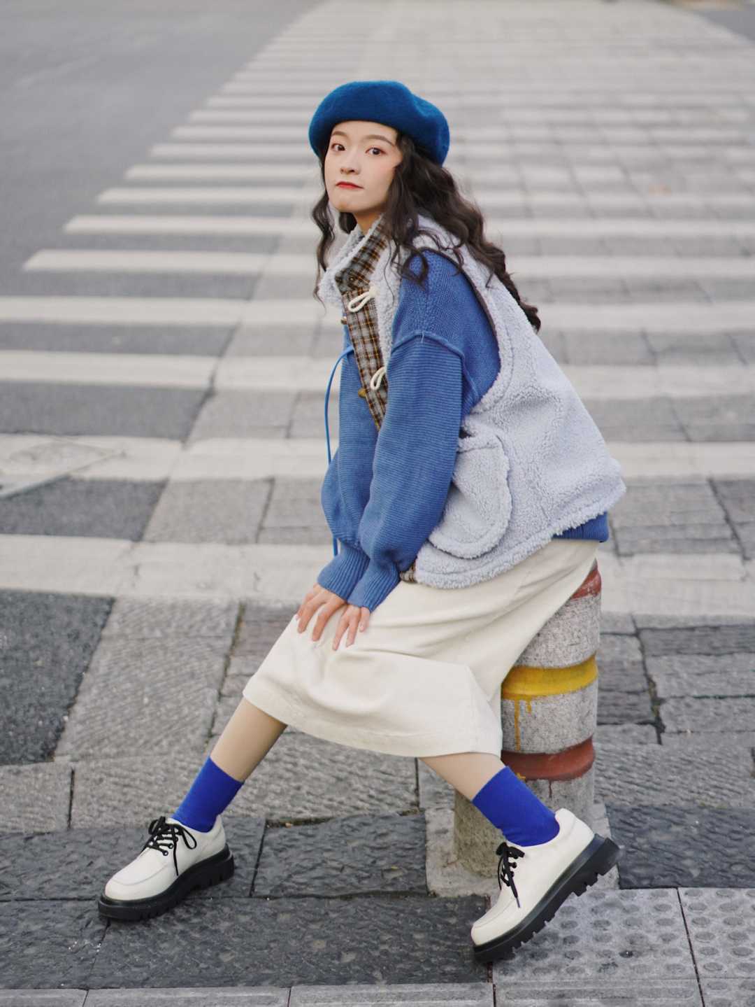 针织开衫 克莱因蓝不好配色?黑白红是标配,棕色米灰也可以“炒”一下CP