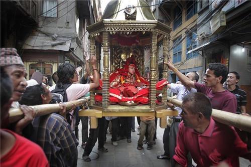 藏传佛教#被囚禁的尼泊尔“活女神”：4岁被送去寺庙，国王见了也得跪拜