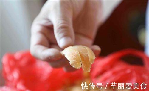 男子|男子修脚30年，用万人脚皮拼出《迎客松》，富豪欲出20万买走