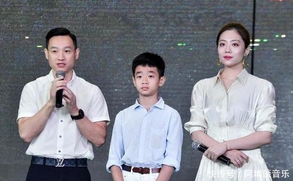 冠军杨威一家三口罕现身,11岁儿子身高