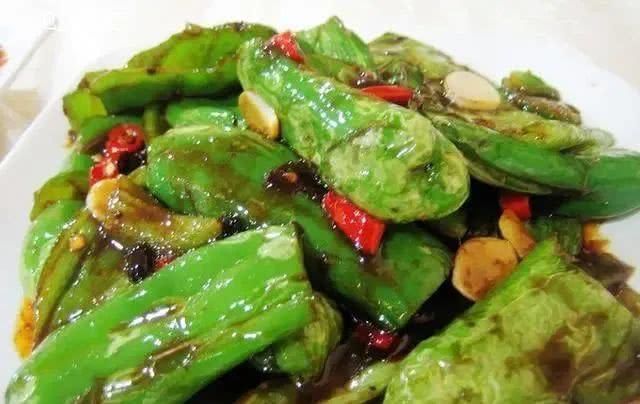 做虎皮青椒,不要直接用油炸多加这一步,个个起虎皮~