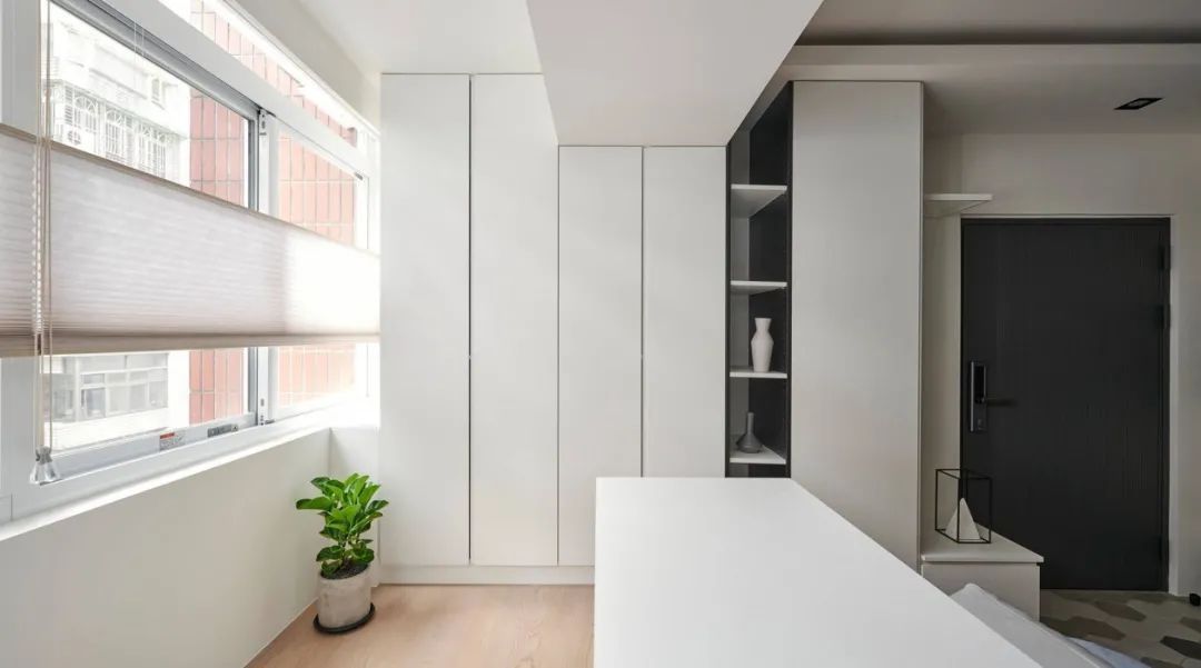 衣帽间|你家衣柜还做上下分体现在流行这样一门到顶的设计,时尚又大气