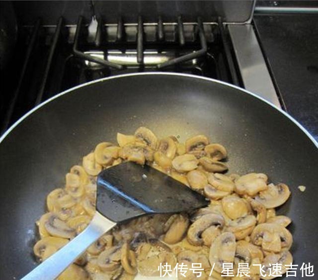 小孩|蘑菇加这个炒，竟然怎么好吃，味道特别鲜美，老人小孩都爱吃！