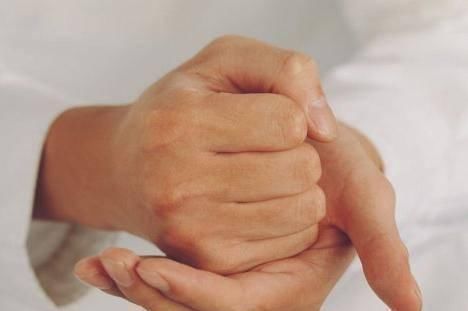 甘油三酯|血管堵不堵,2个动作就知道45岁后常动“一处”,10秒畅通血栓