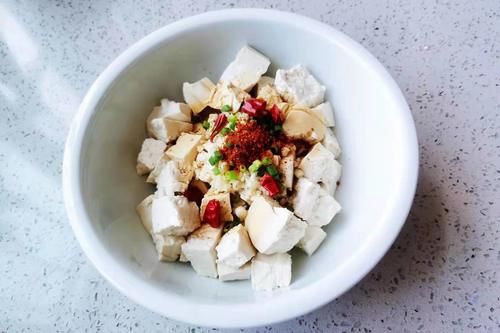 豆腐|夏季吃凉粉不如吃它，买来一掰一焯，无油低脂，简单省时又好吃
