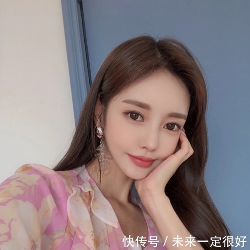 看来孙允珠不止适合穿丝袜,穿牛仔裤的样子也很动人