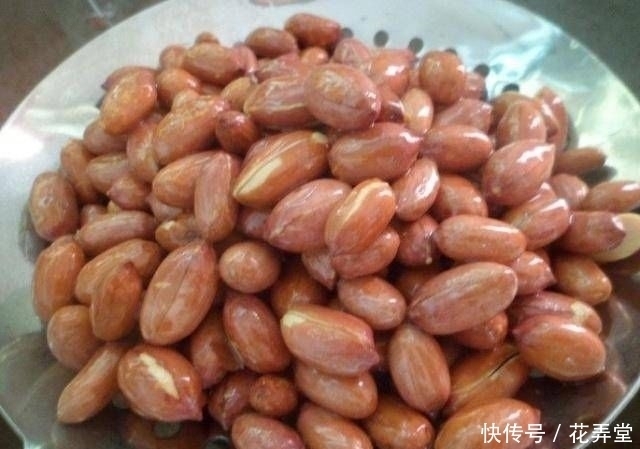 炸花生米,不可直接下锅,记住这3个窍门花生又香又脆,不返潮