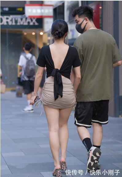 短裙 黑色修身t恤搭配卡其色皱纹短裙,简单狂野,小姐姐也是真的敢穿