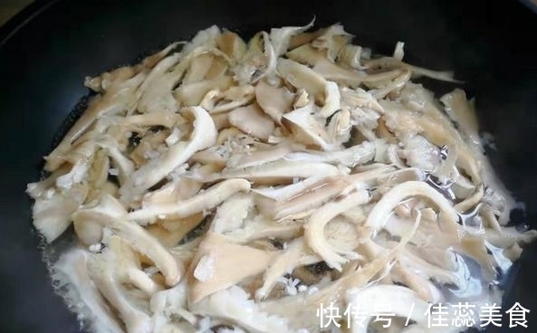 焯水|教你炸出酥脆蘑菇,裹上面粉有技巧,脆香又不油腻