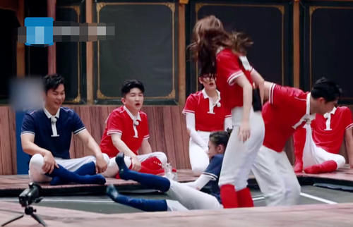 蹦床|宋祖儿挑战端水，李晨郑恺都在捣乱时，谁注意蔡徐坤悄悄做了什么